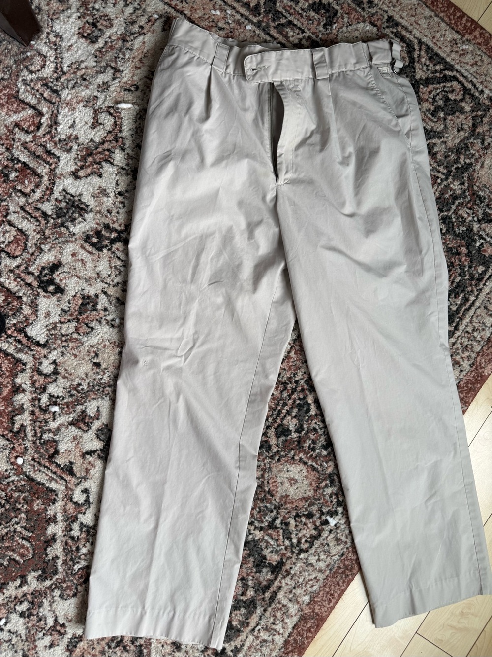 Tilley Endurables Different Drummer 32 x 32 (waist fits like 34) small repair